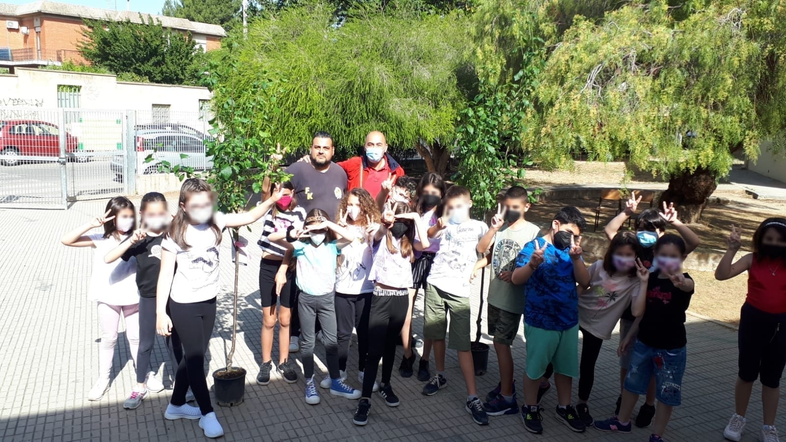 Quartu, dalle lacrime alla gioia: donati due nuovi alberi ai bambini della scuola di via Inghilterra