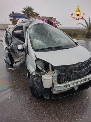 Bruttissimo incidente al Poetto: l’auto finisce contro il lampione, gravissima una donna
