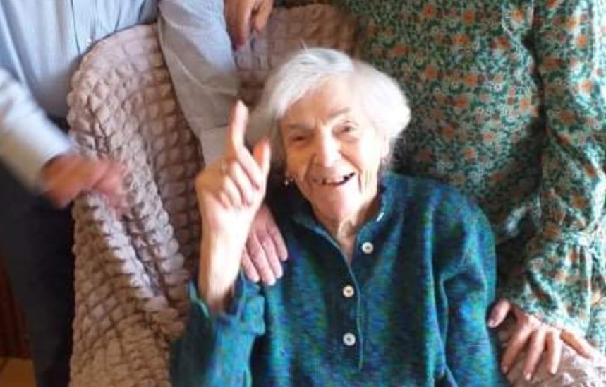 A Quartu Bonina Abis spegne 102 candeline: “Legge ancora senza gli occhiali e ascolta tanta musica”