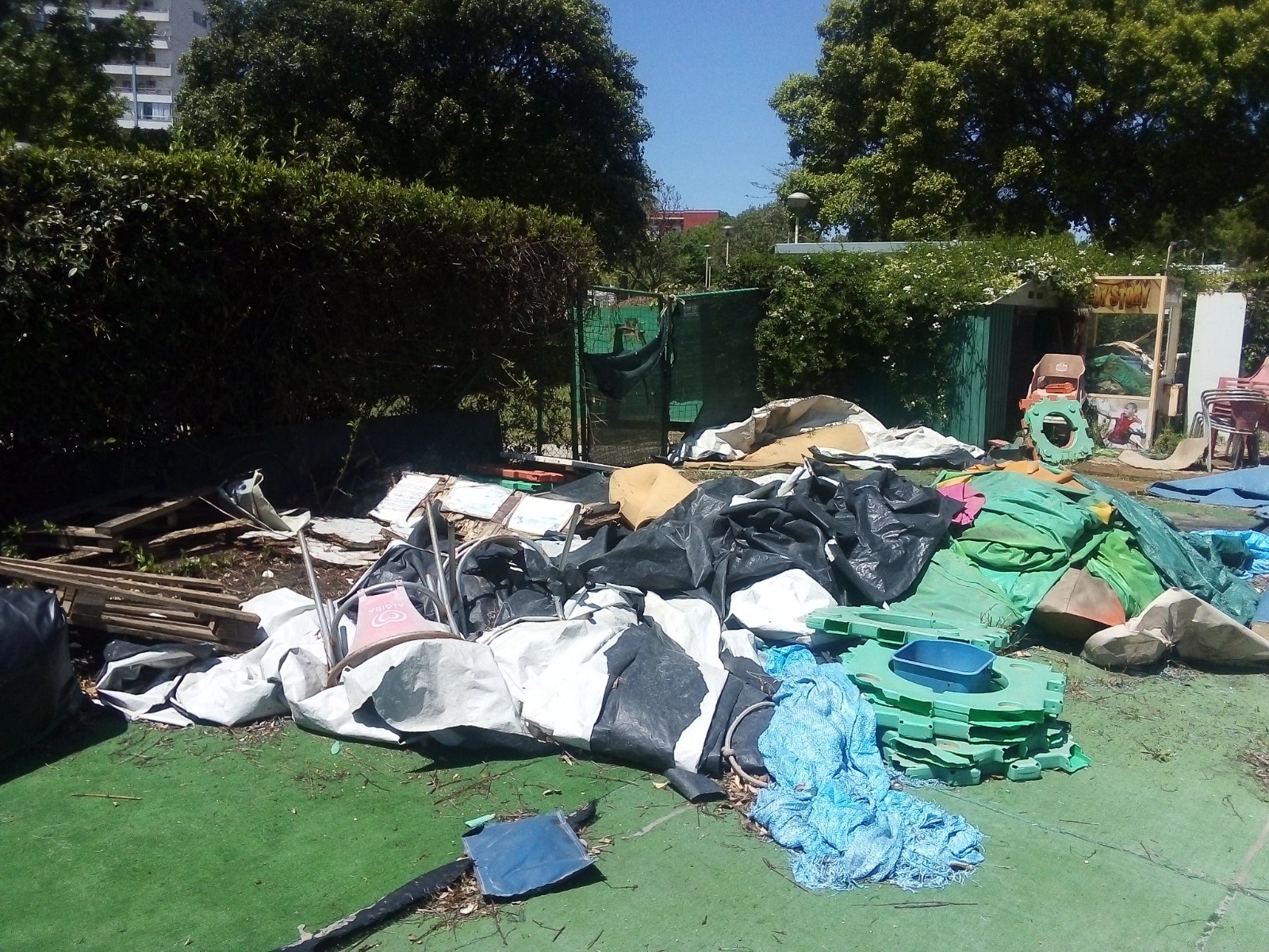 Cagliari, allarme al parco della Fonsarda: “Una discarica nell’area dei giochi gonfiabili”