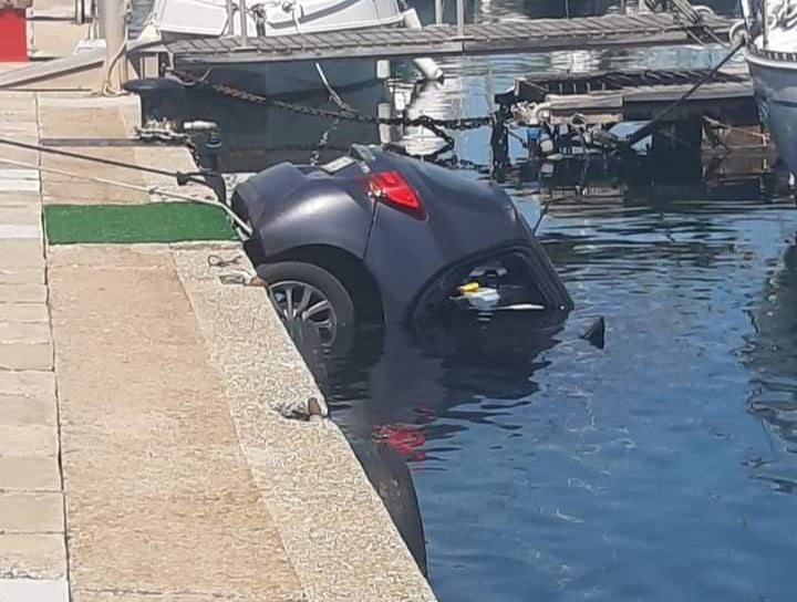 Cagliari, la distrazione costa cara: freno a mano non tirato e l’auto finisce in mare (VIDEO)