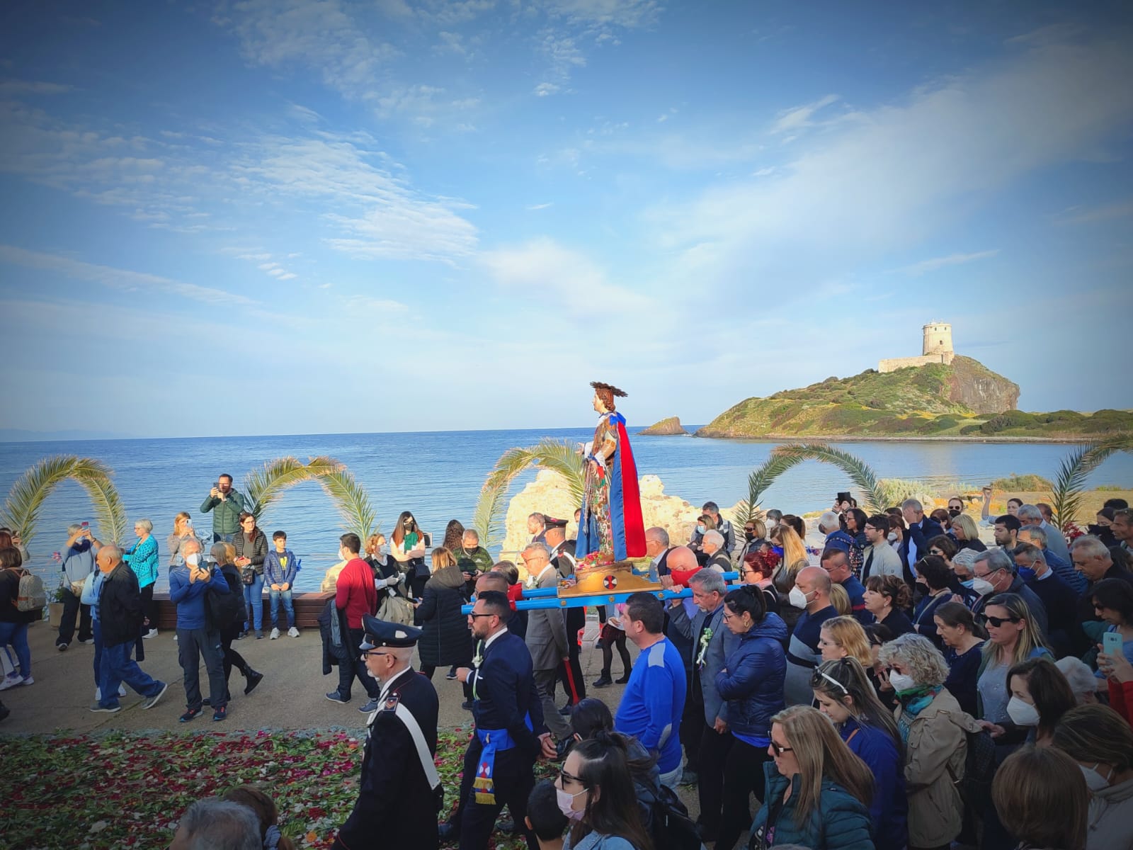 Pula, Sant’Efisio sul luogo del martirio: centinaia di persone in processione nella spiaggia di Nora
