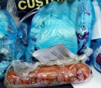 Cagliari, 65 kg di salumi e formaggi proibiti nei bagagli: maxi sequestro all’aeroporto