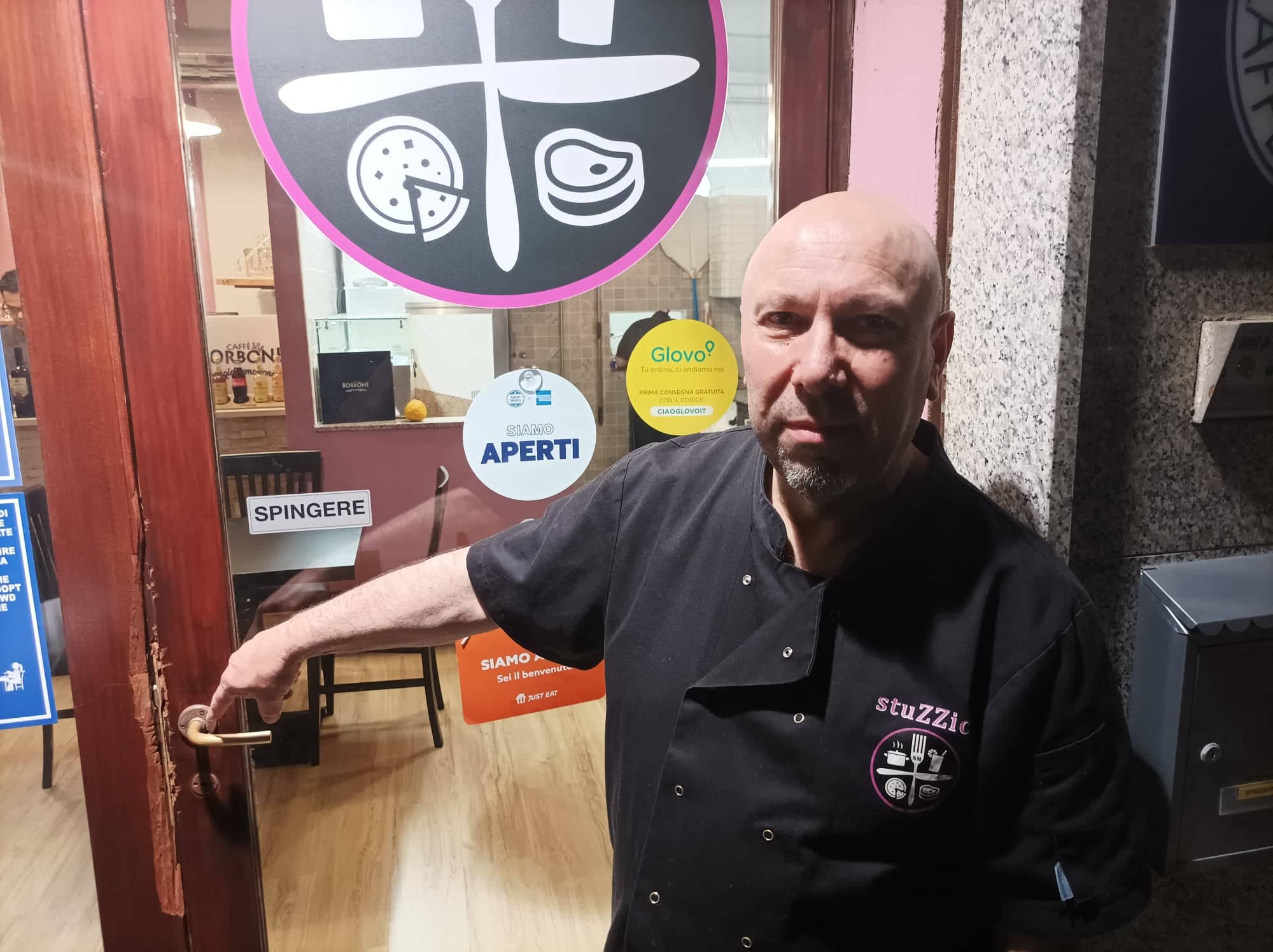 Cagliari, svaligiata una pizzeria alla Fonsarda: “Ladri in fuga con soldi e bottiglie di prosecco”