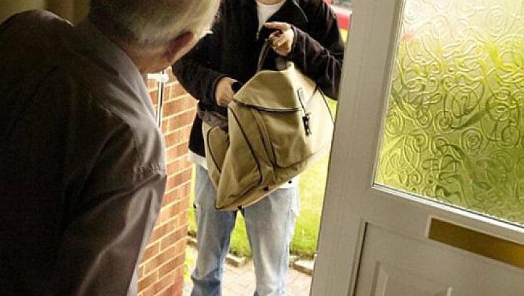 Il pesce fresco non c’è, la fregatura sì: truffatore seriale 40enne di Cagliari finisce ai domiciliari