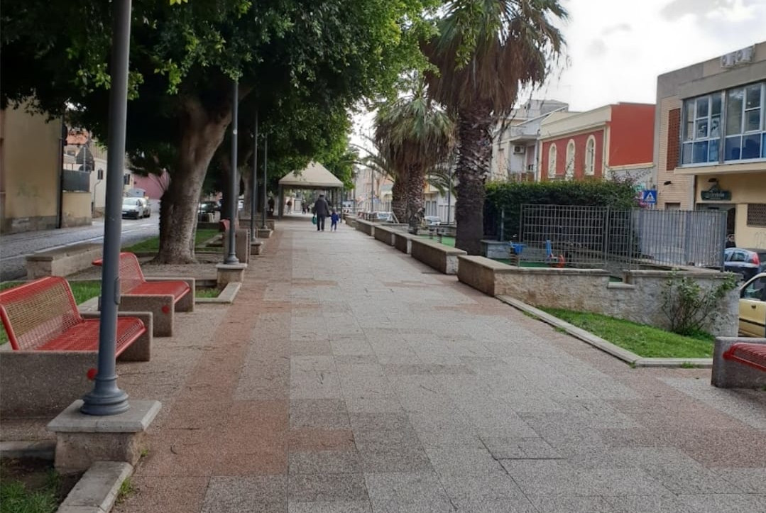 Sfrecciano con lo scooter nel parco tra i bambini, coppia di balordi incastrata dalle telecamere a Monserrato