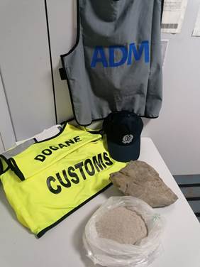 Alghero, tenta di imbarcarsi con sassi e ciottoli presi in spiaggia: turista sanzionato