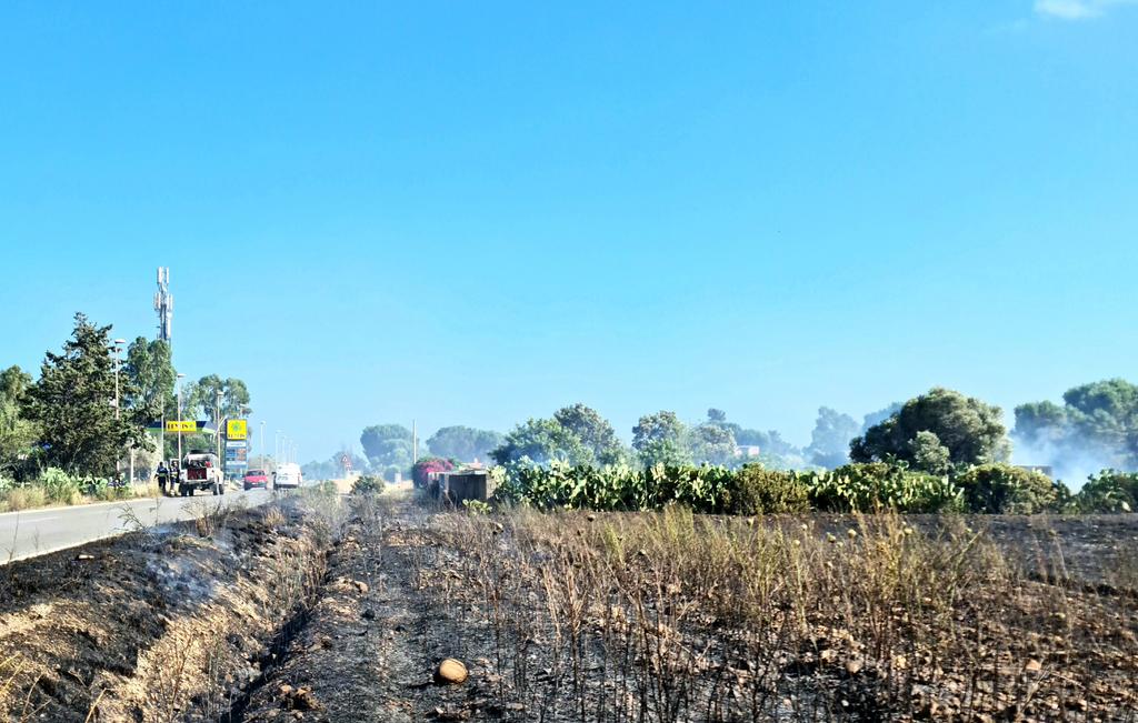 Paura a Flumini di Quartu, incendio tra le case e il distributore di benzina: “Ripulite le cunette”