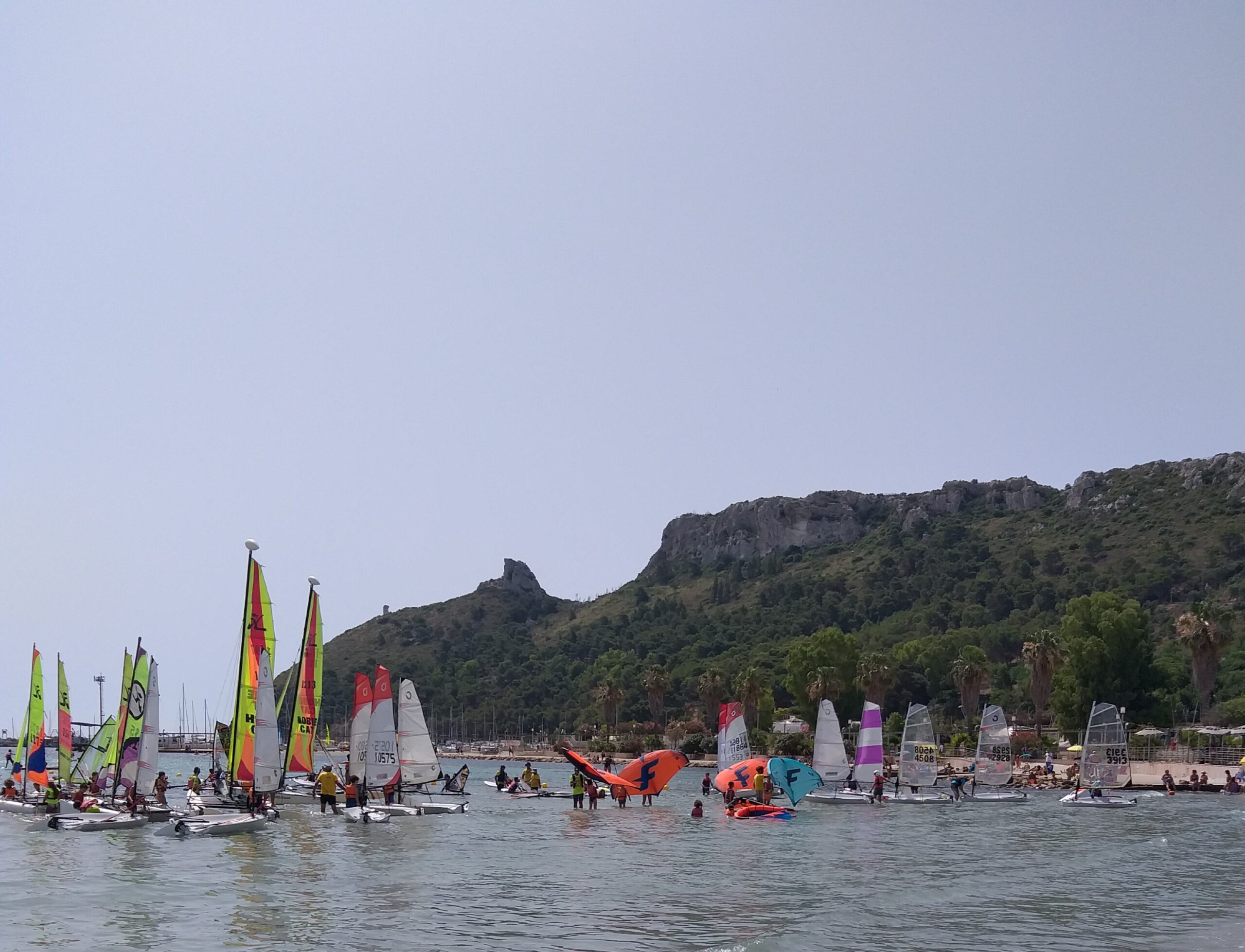 Cagliari, boom di presenze al Poetto: 31 gradi alle 9 in quella sabbia bellissima mai tornata bianca