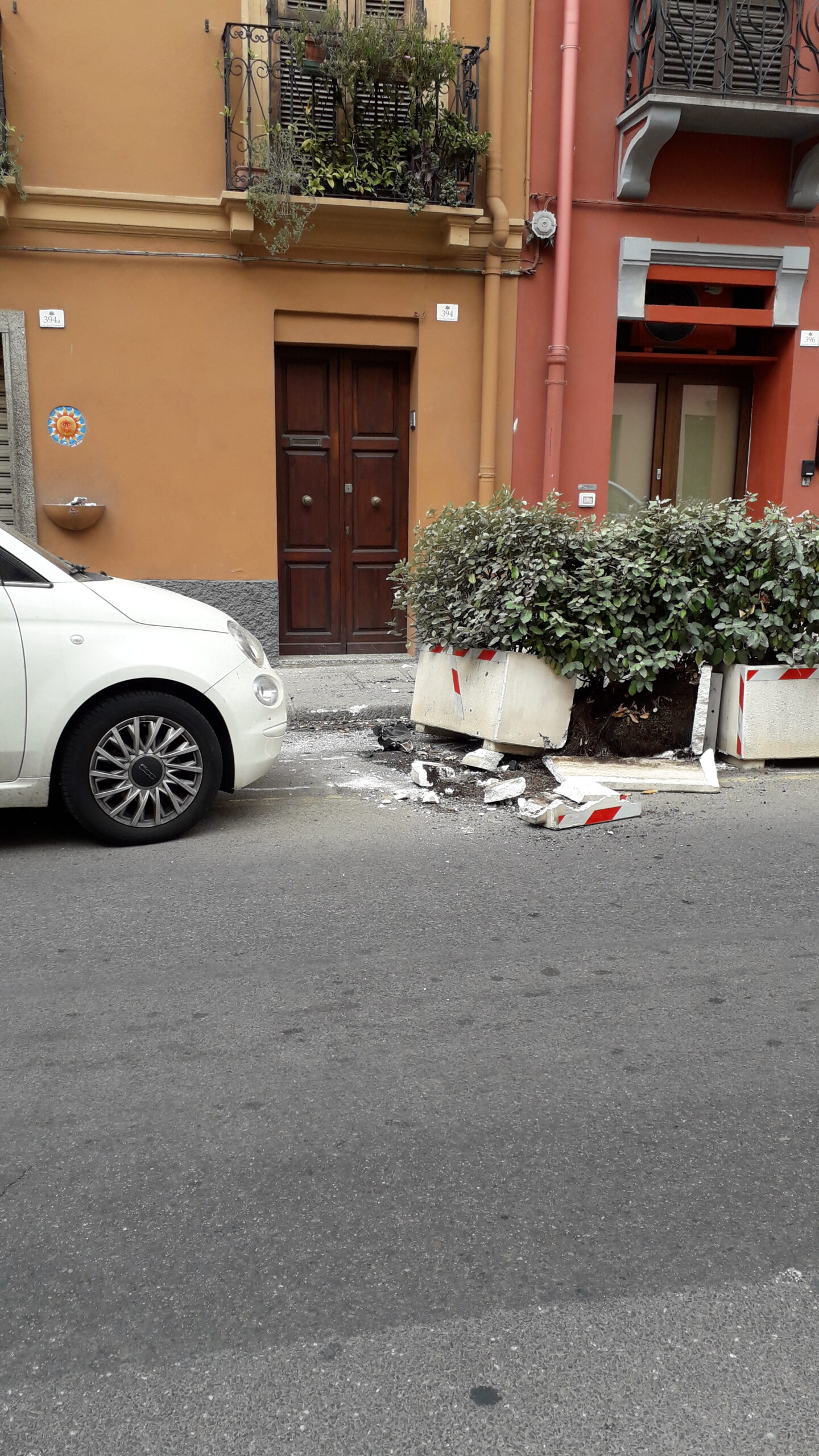 Corso, polemiche sulla 500 che fa crash contro le fioriere: “Cosa aspettate a fare sgomberare i tavolini?”