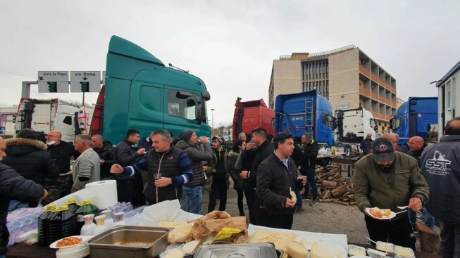 Riparte la guerra degli autotrasportatori sardi contro la benzina alle stelle: “Dal 27 giugno stop totale”