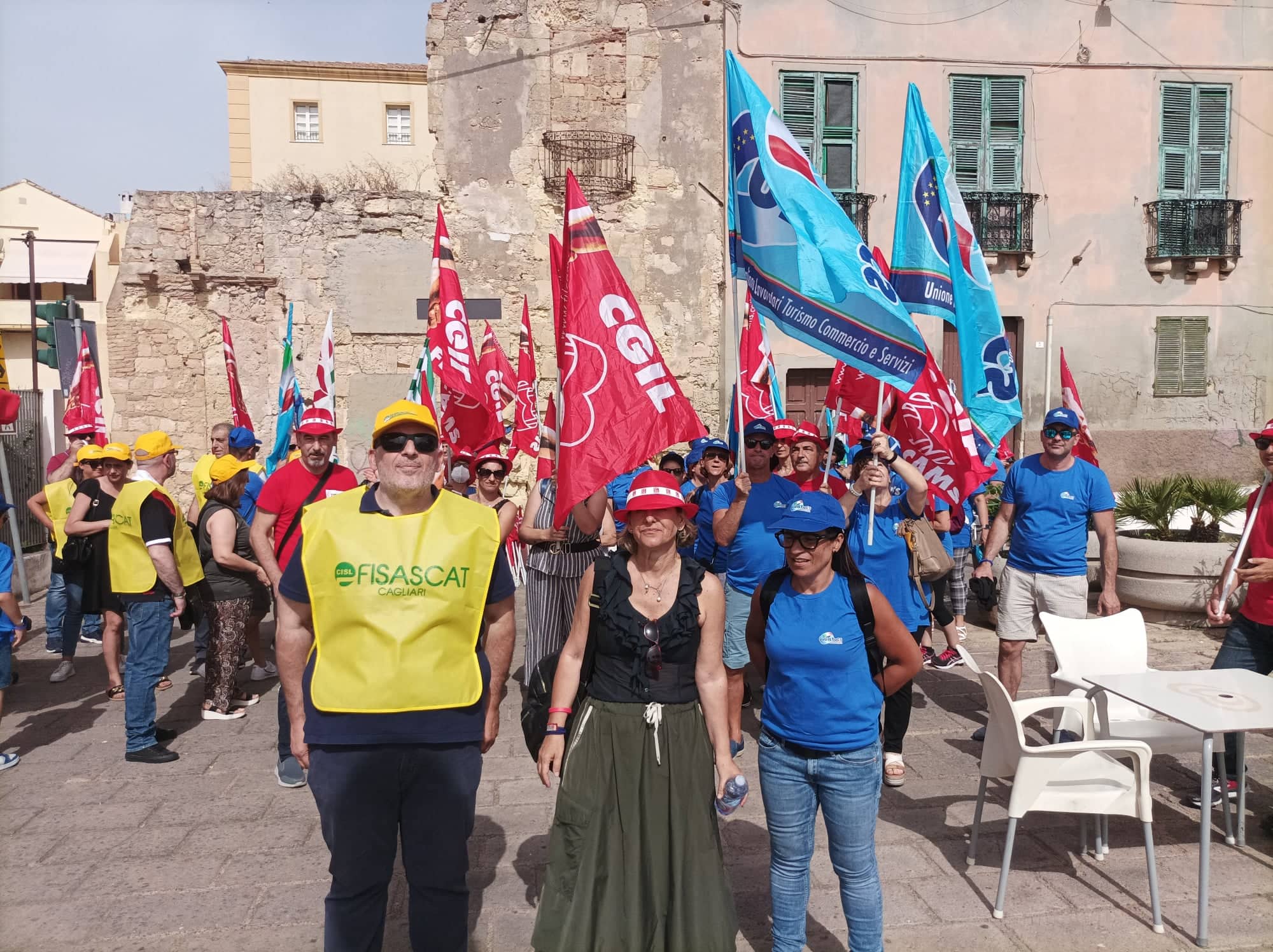 Cagliari, migliaia di addetti alle mense alla fame: “Tre mesi senza stipendio e bonus per vivere”