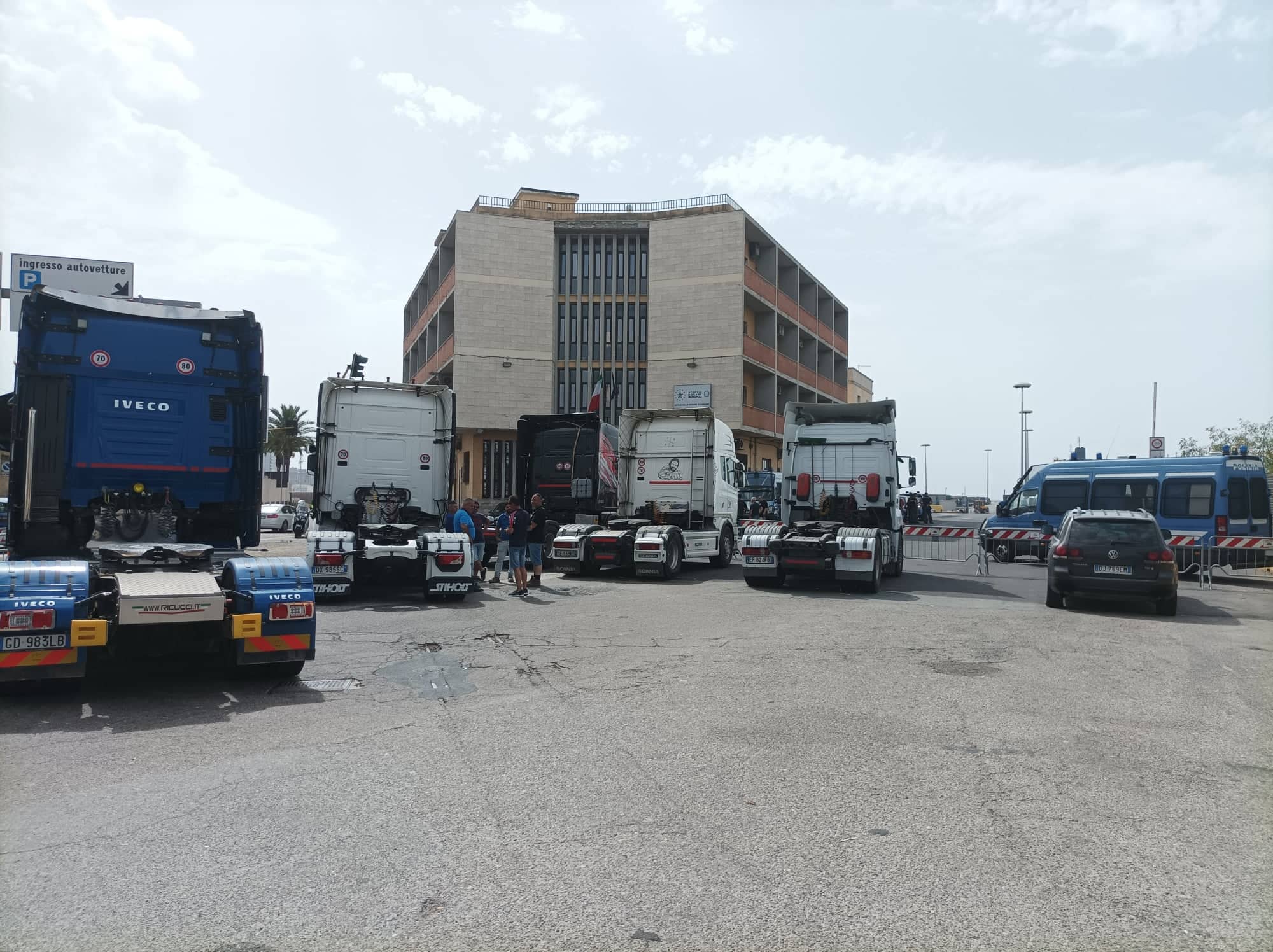 Cagliari, gli autotrasportatori in lotta mollano dopo 12 ore: “Siamo stati troppo pochi a protestare”