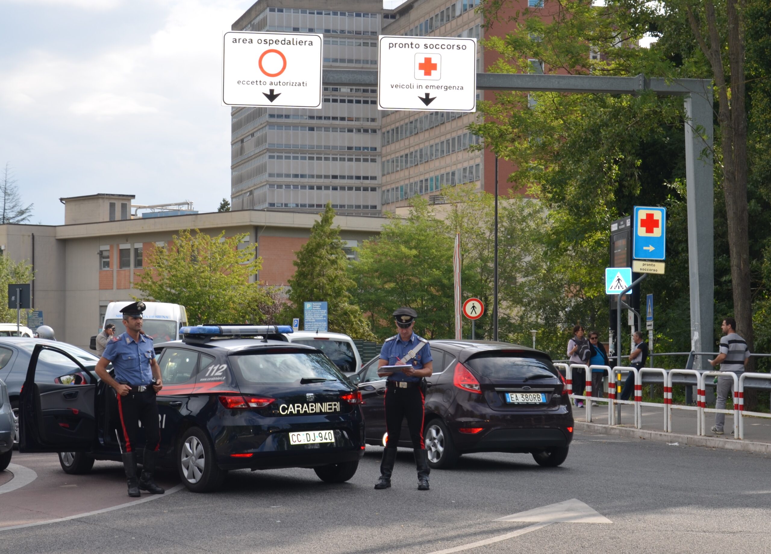 Cagliari, minaccia con un coltello i medici del pronto soccorso del Brotzu: denunciato
