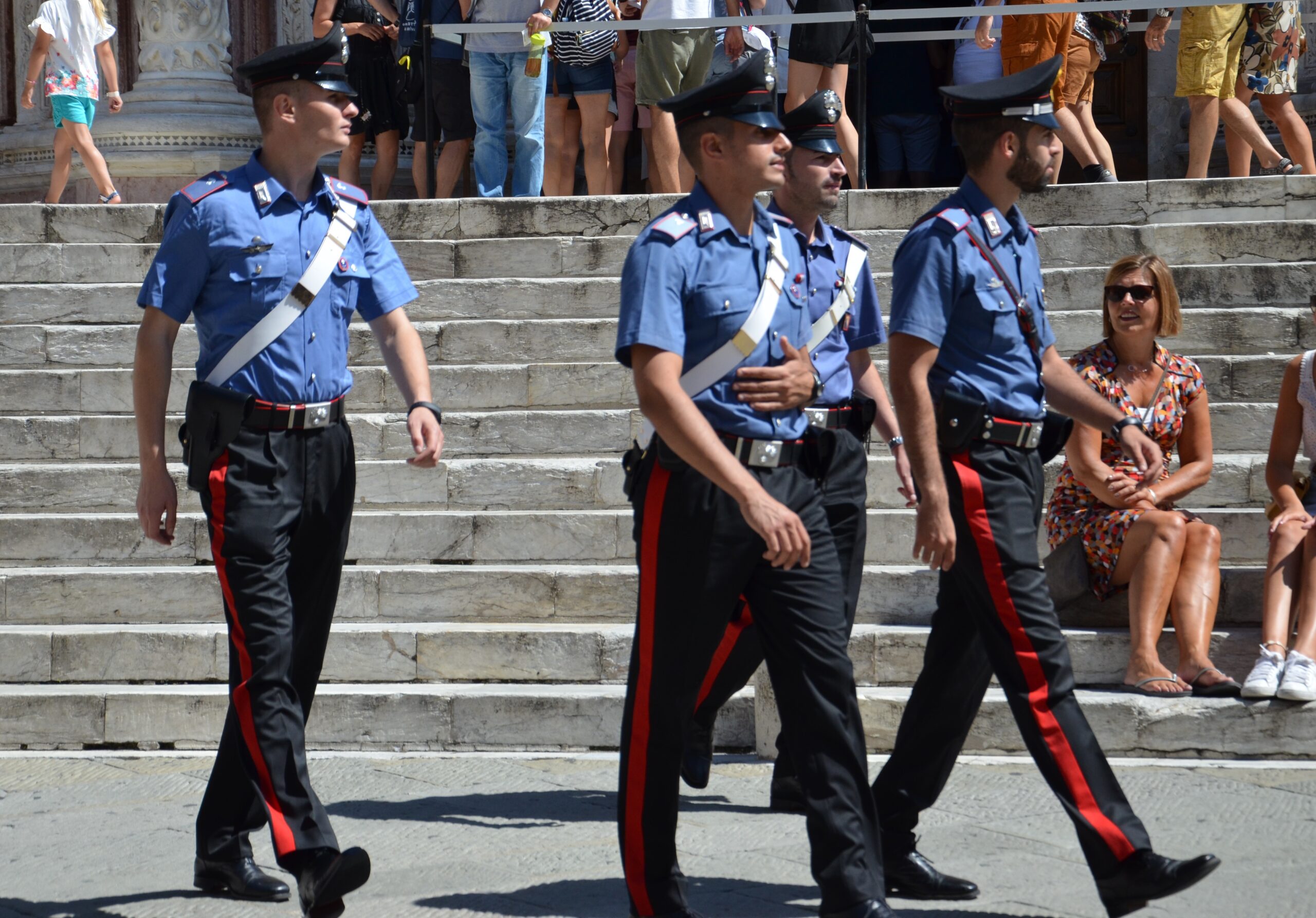 Cagliari, ruba uno zainetto al Poetto e usa le carte di credito: denunciato un 56enne