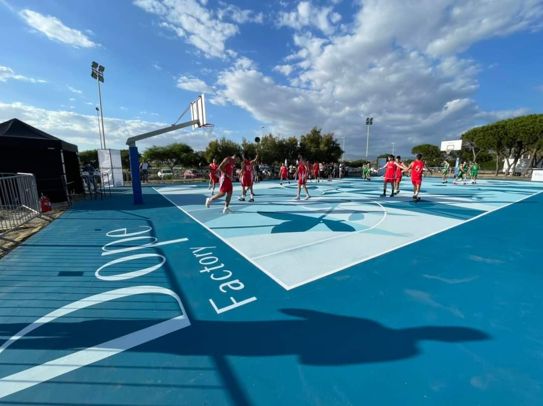Palleggi e triple, a Quartu ritorna il basket all’aperto: super sfide sul nuovo parquet del Poetto
