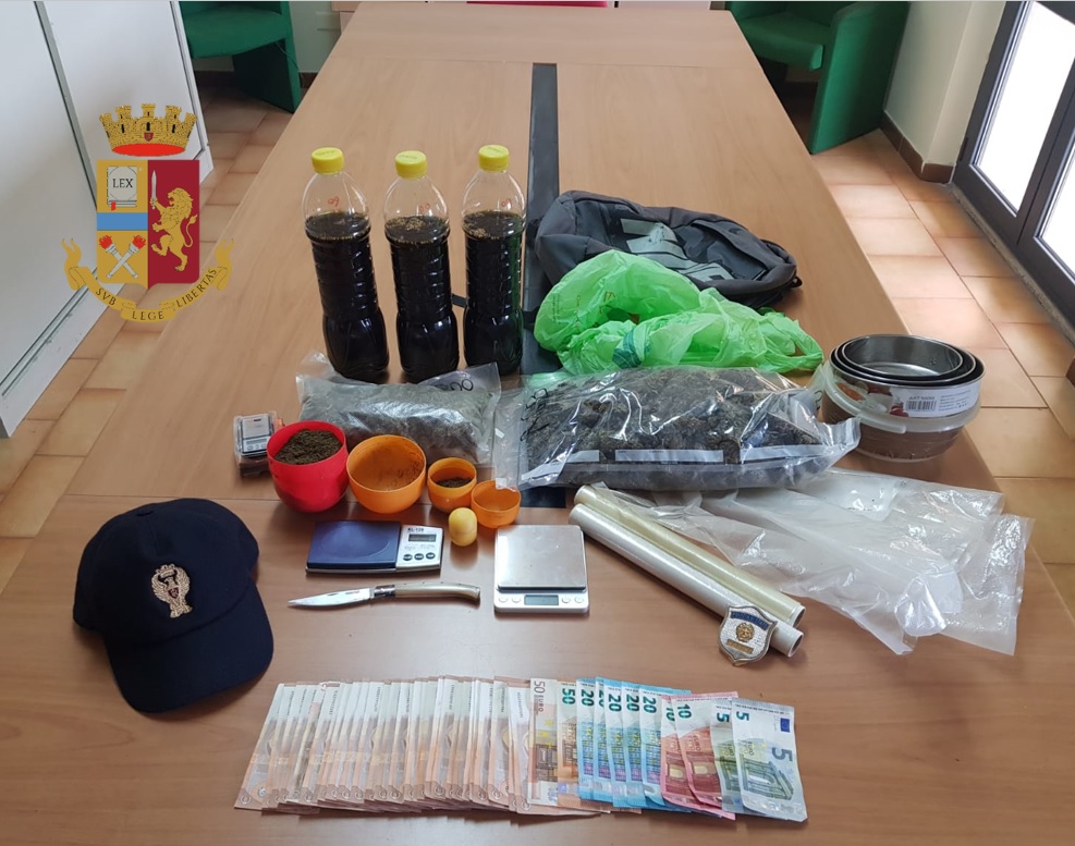 Tenta di sfuggire a un controllo sulla Ss 130, in casa 900 grammi di droga: 49enne arrestato dalla polizia