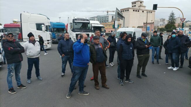 Benzina alle stelle, l’estate rovente degli autotrasportatori della Sardegna: “Pronti allo sciopero totale”