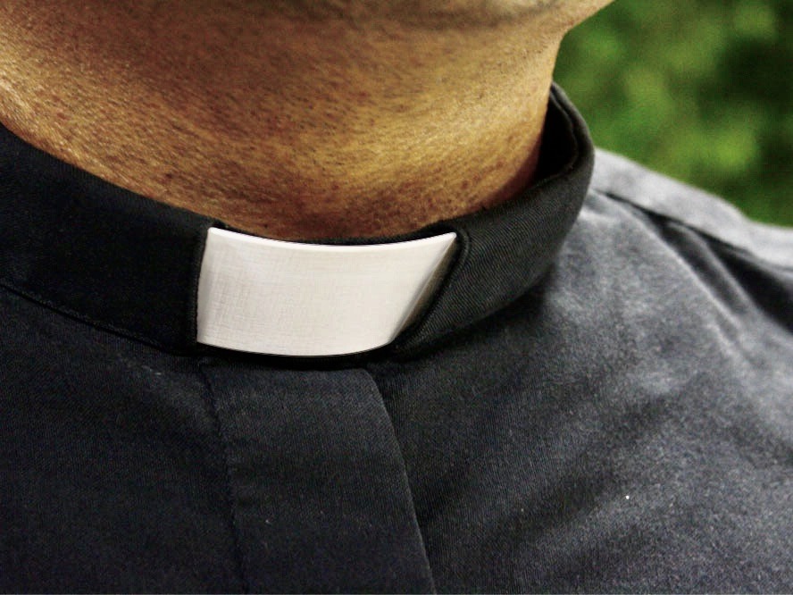 Cagliari, benedice la casa per 50 euro: nonnina truffata da un finto prete a Sant’Avendrace