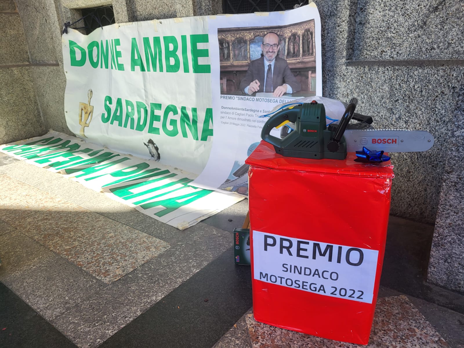 Cagliari, tensioni e insulti alla consegna del premio motosega al sindaco: “Truzzu non l’ha voluto”