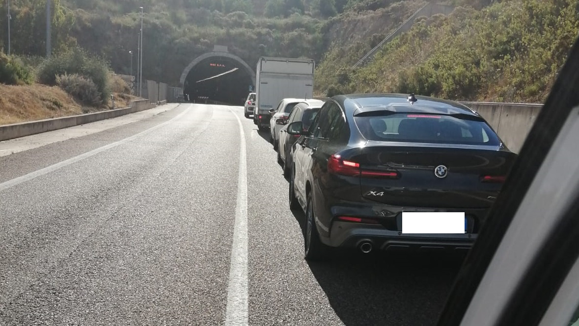 Cantieri e traffico bloccato nella galleria della 125, automobilisti infuriati: “ Perché i lavori in estate?”