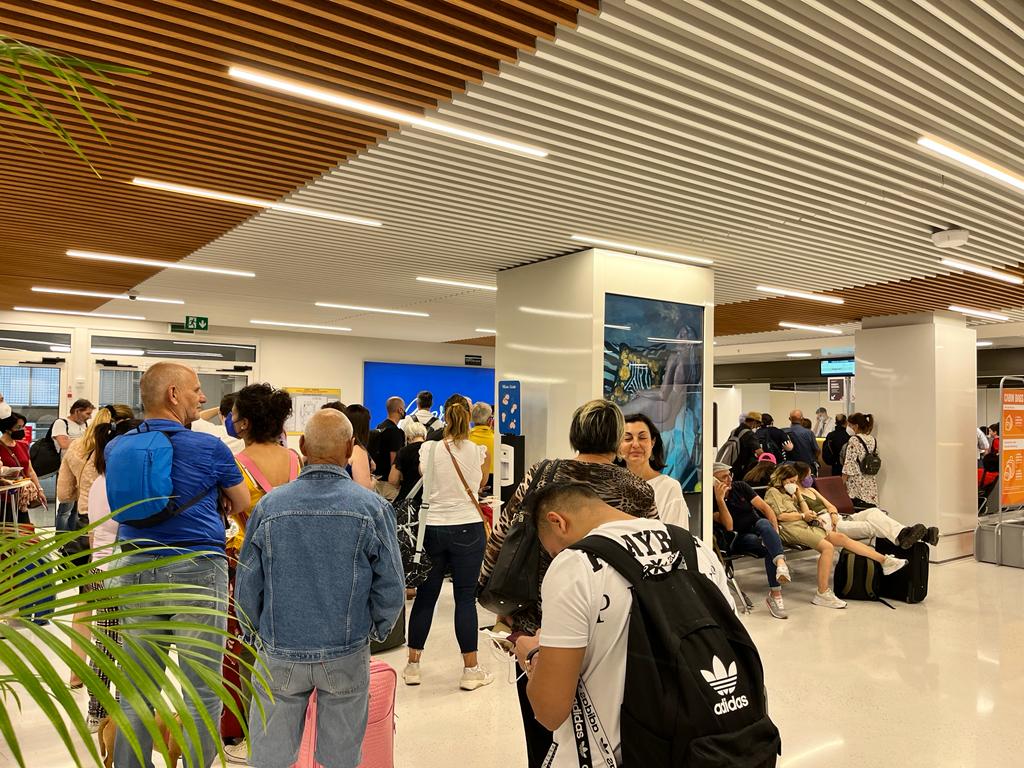 “Due ore di ritardo per il Volotea diretto a Elmas, abbandonati a Linate: alla faccia della continuità territoriale”