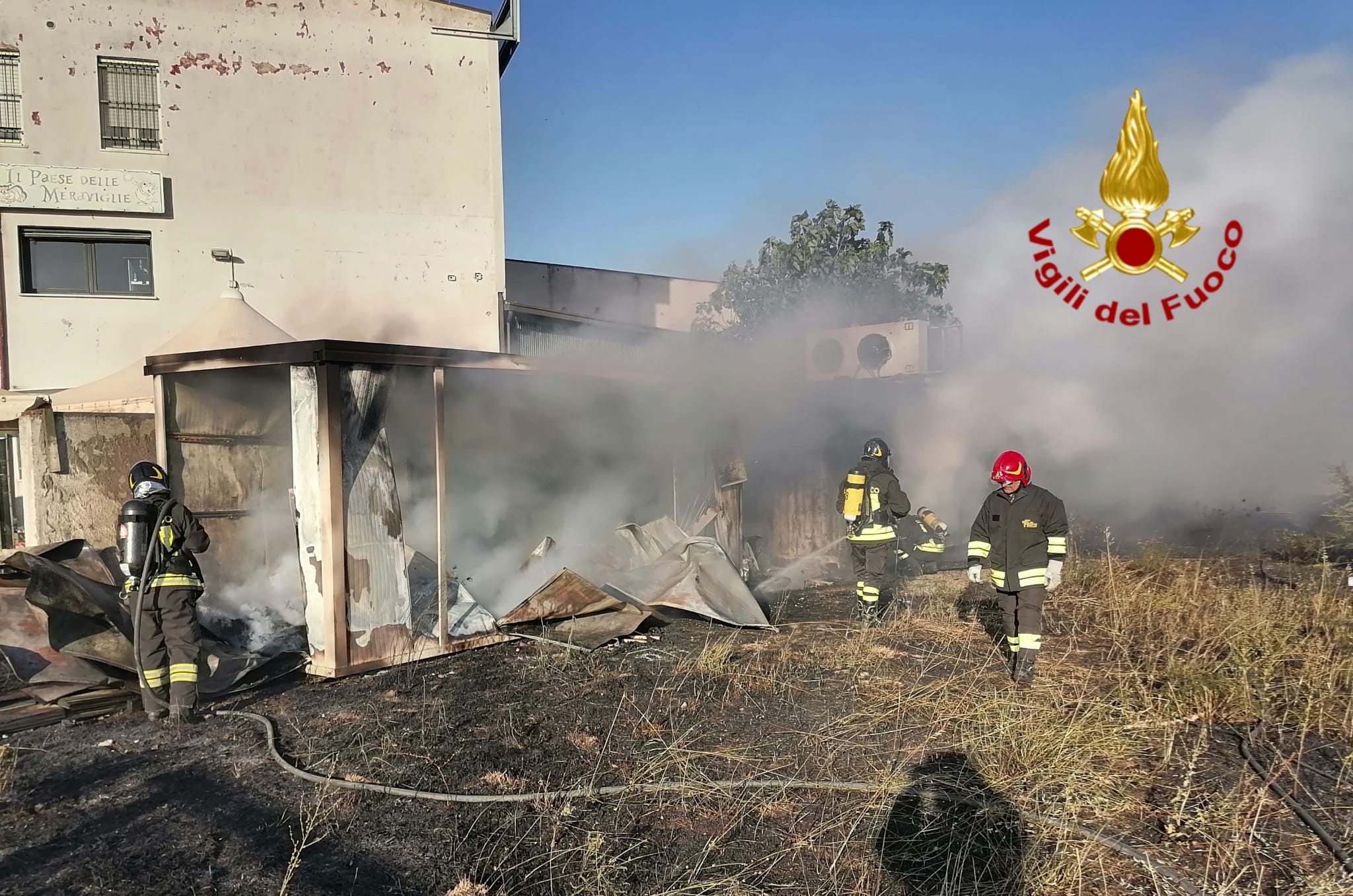 Ussana, paura nelle campagne del paese: due container divorati dalle fiamme