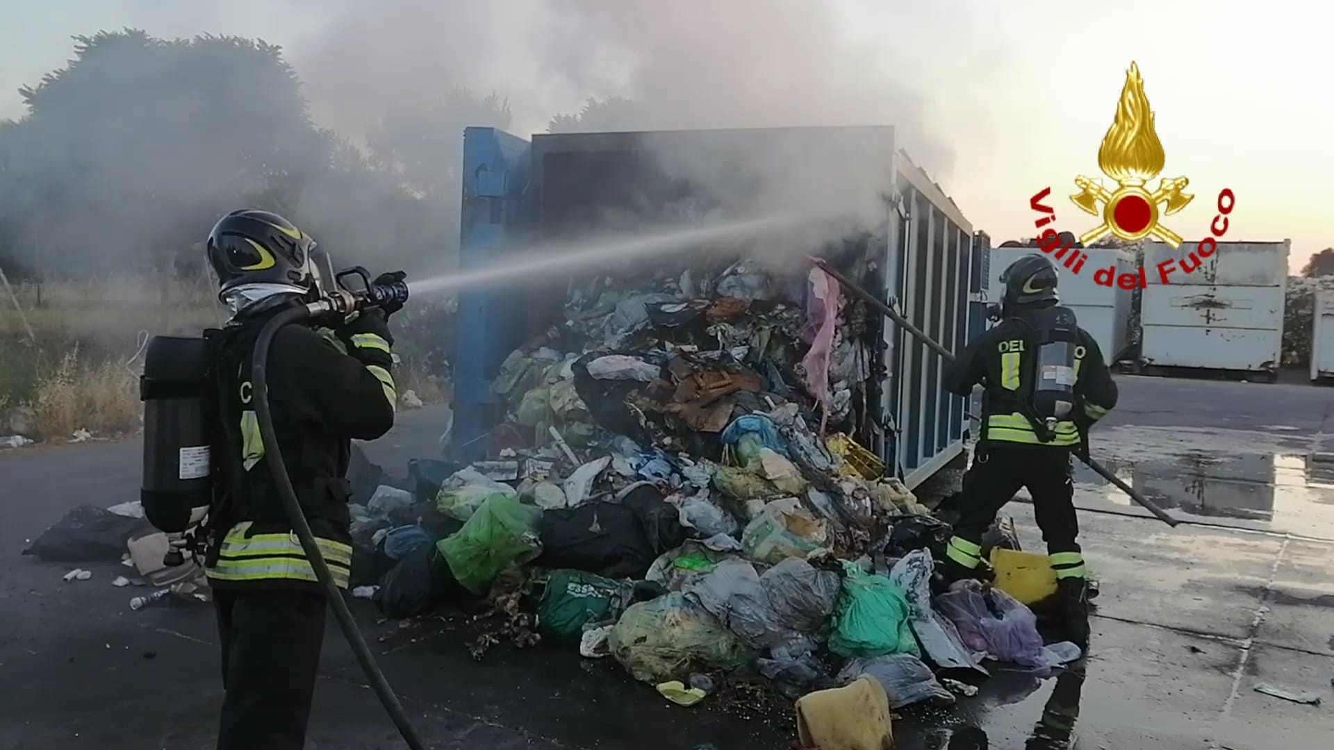 Assemini, in fiamme un container dell’ecocentro: intervento dei vigili del fuoco