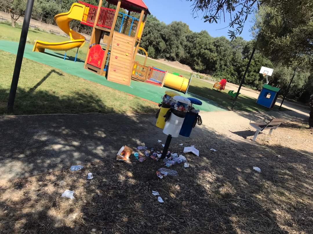 Settimo San Pietro, vandali e incivili scatenati: rifiuti e irrigatori spaccati nel nuovo parco