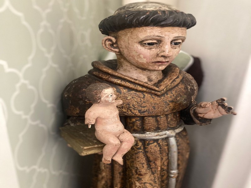 Cagliari, era scomparsa dalla chiesa di Santa Chiara: ritrovata dopo 70 anni la statua di Sant’Antonio