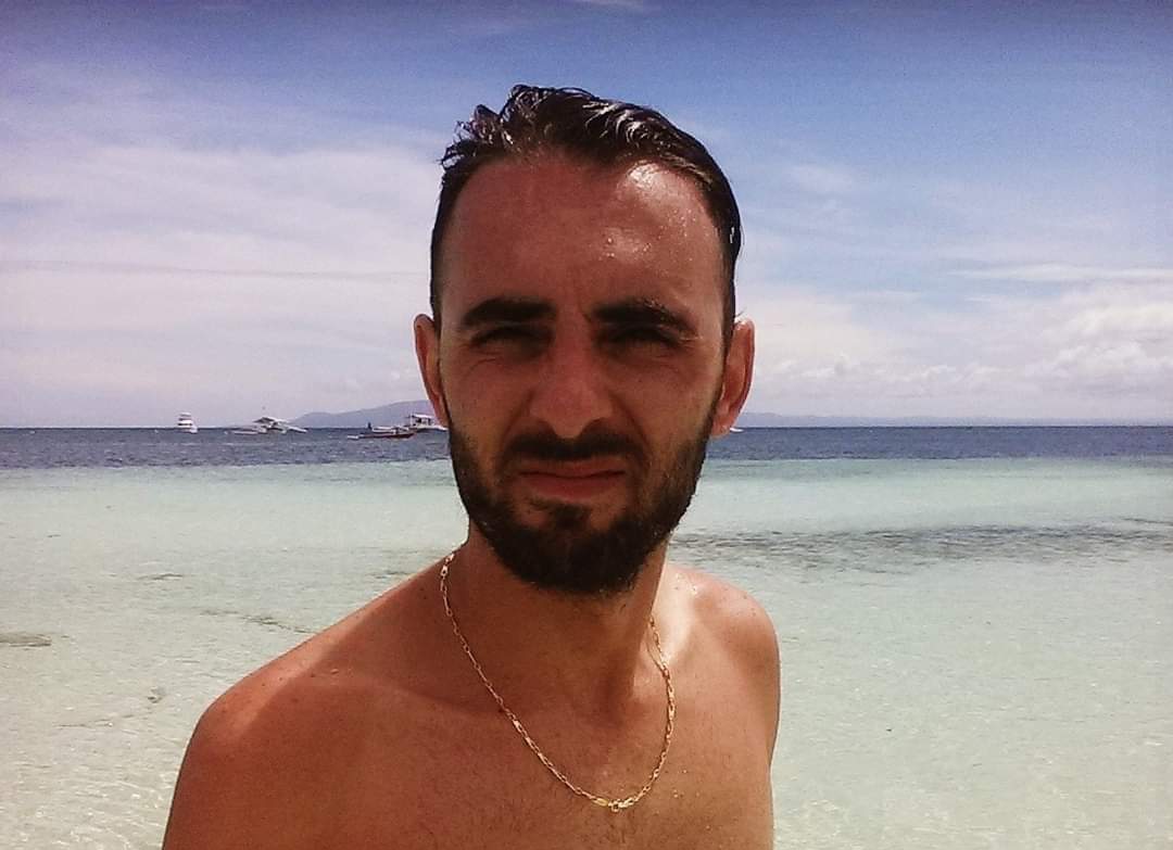 Giovane sardo travolto e ucciso da un’auto della polizia a Palma di Maiorca: addio a Mario Decandia