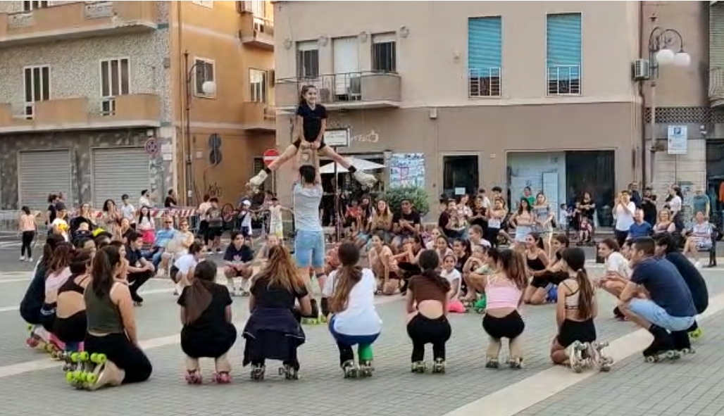 Quartu, pattinatori e danzatrici del ventre nella via Porcu delle polemiche: “Possiamo pedonalizzarla dalle 17”