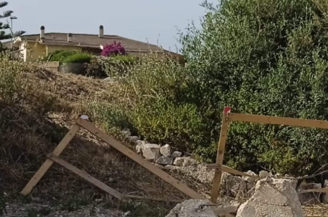 Quartu, assedio dei vandali al fortino: “Staccionata ancora spaccata e spray sulle pareti”