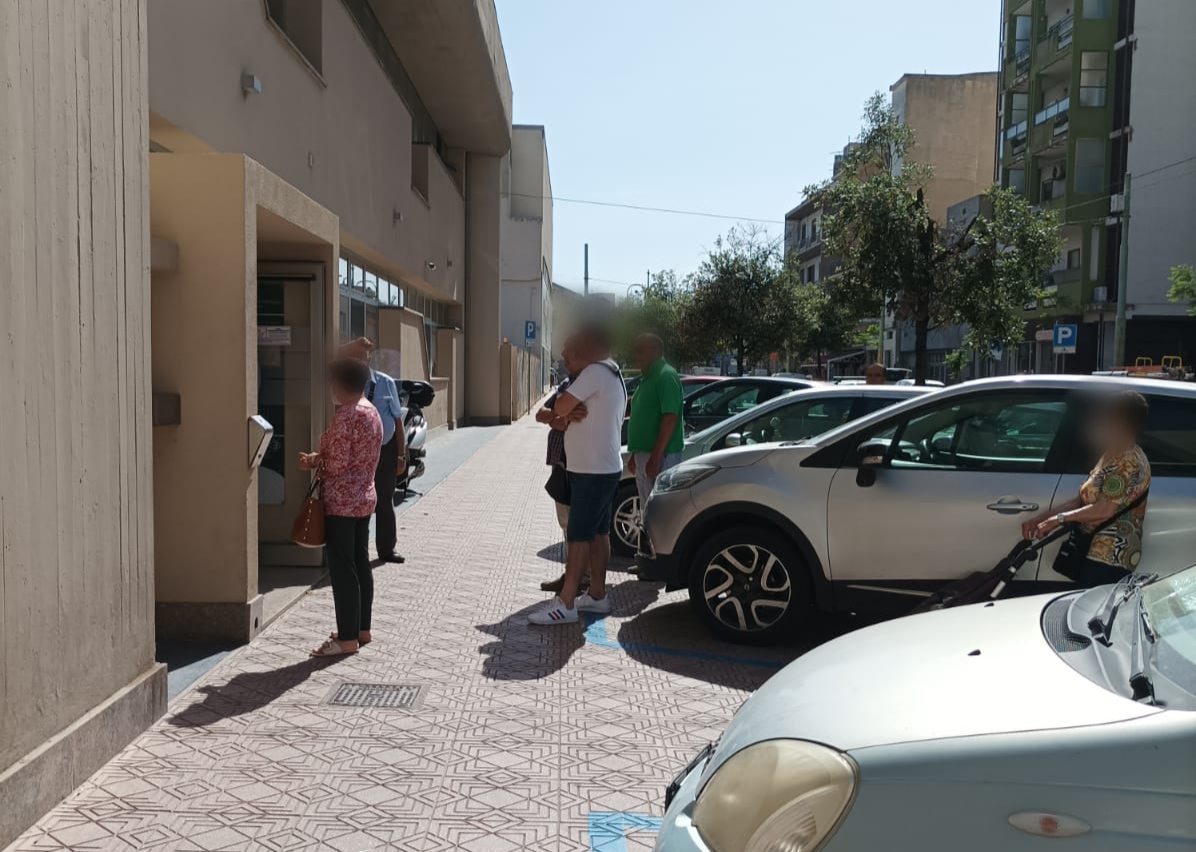 Quartu, tutti sotto il sole cocente fuori dalla banca: “Solo due sportelli disponibili, vergogna”