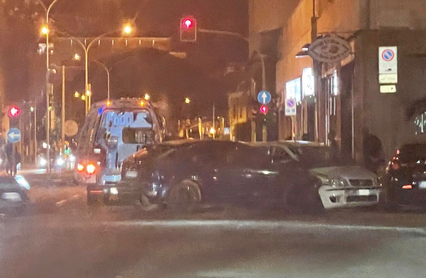 Cagliari, schianto nella notte tra 4 auto in viale Diaz: una ragazza finisce all’ospedale