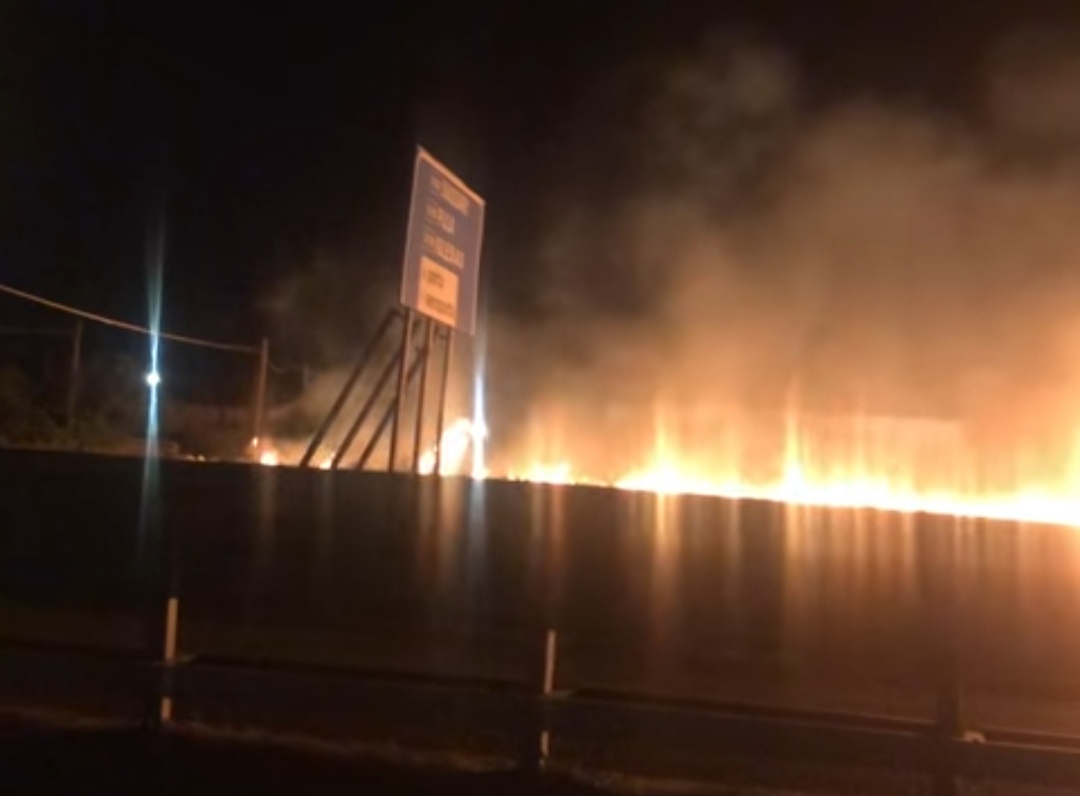 Fuoco e paura a Quartu, fiamme ai bordi della 554 e in via S’Ecca S’Arrideli: “Troppe sterpaglie”