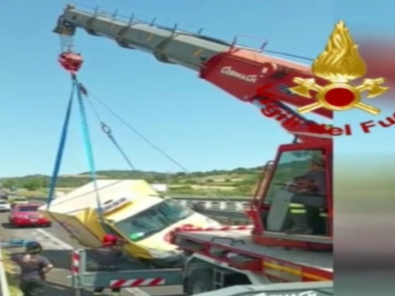 Malore improvviso alla guida, un camionista si ribalta sulla Ss 131