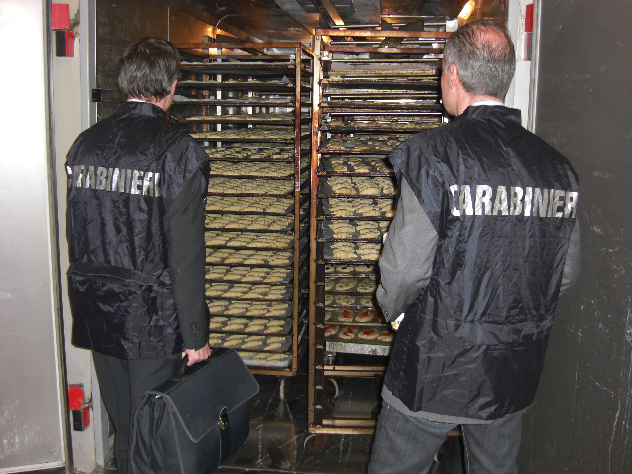 Cagliari: muffa, umidità e blatte nei locali di lavorazione e nel deposito. I Nas chiudono un panificio