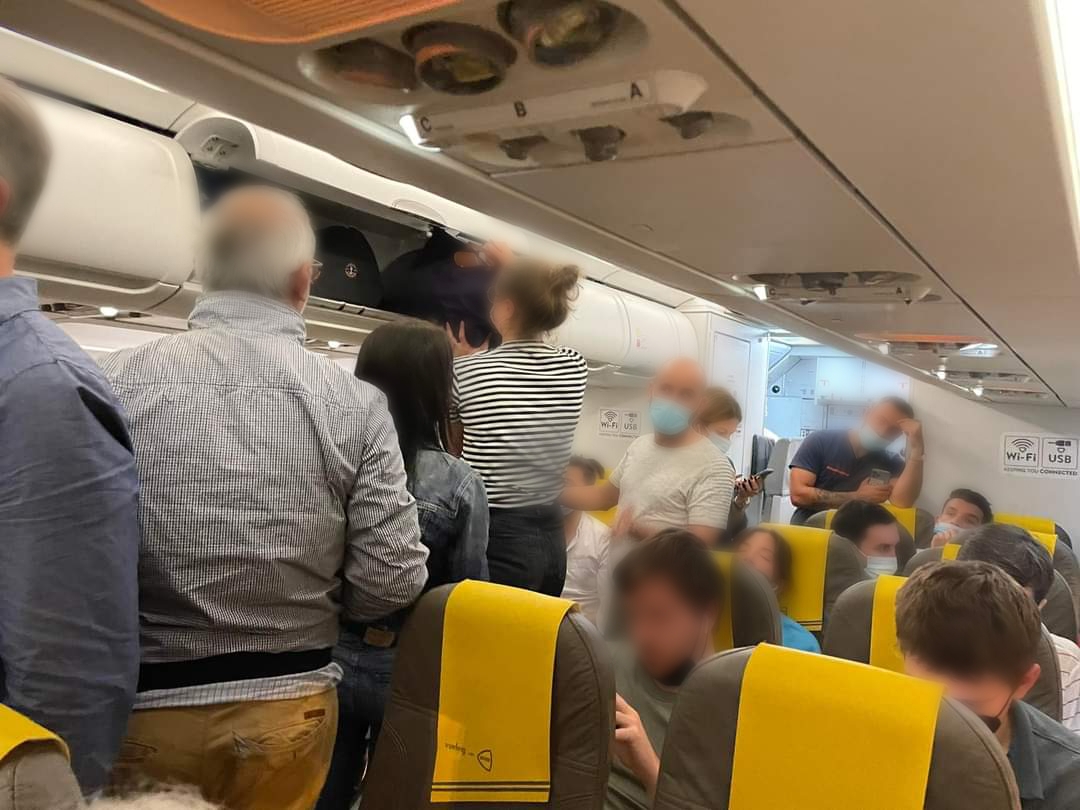 Barcellona, paura per un gruppo di sardi: “L’aereo ha inchiodato nella pista dopo 4 ore di attesa”
