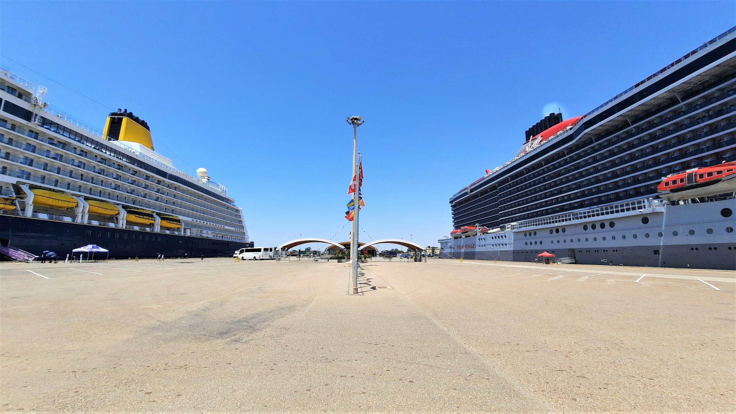 Cagliari, boom delle crociere dopo i mesi bui del Covid: al porto tre navi extralusso in pochi giorni