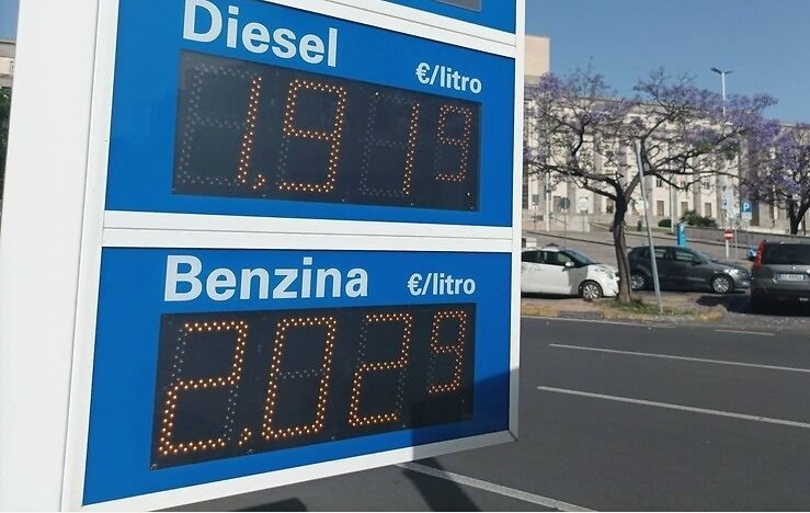 Tregua finita, la benzina in Sardegna sfonda ancora il muro dei 2 euro