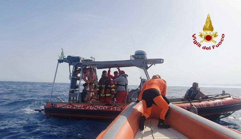Paura a Quartu, due turisti intrappolati sulla scogliera a Cala Regina