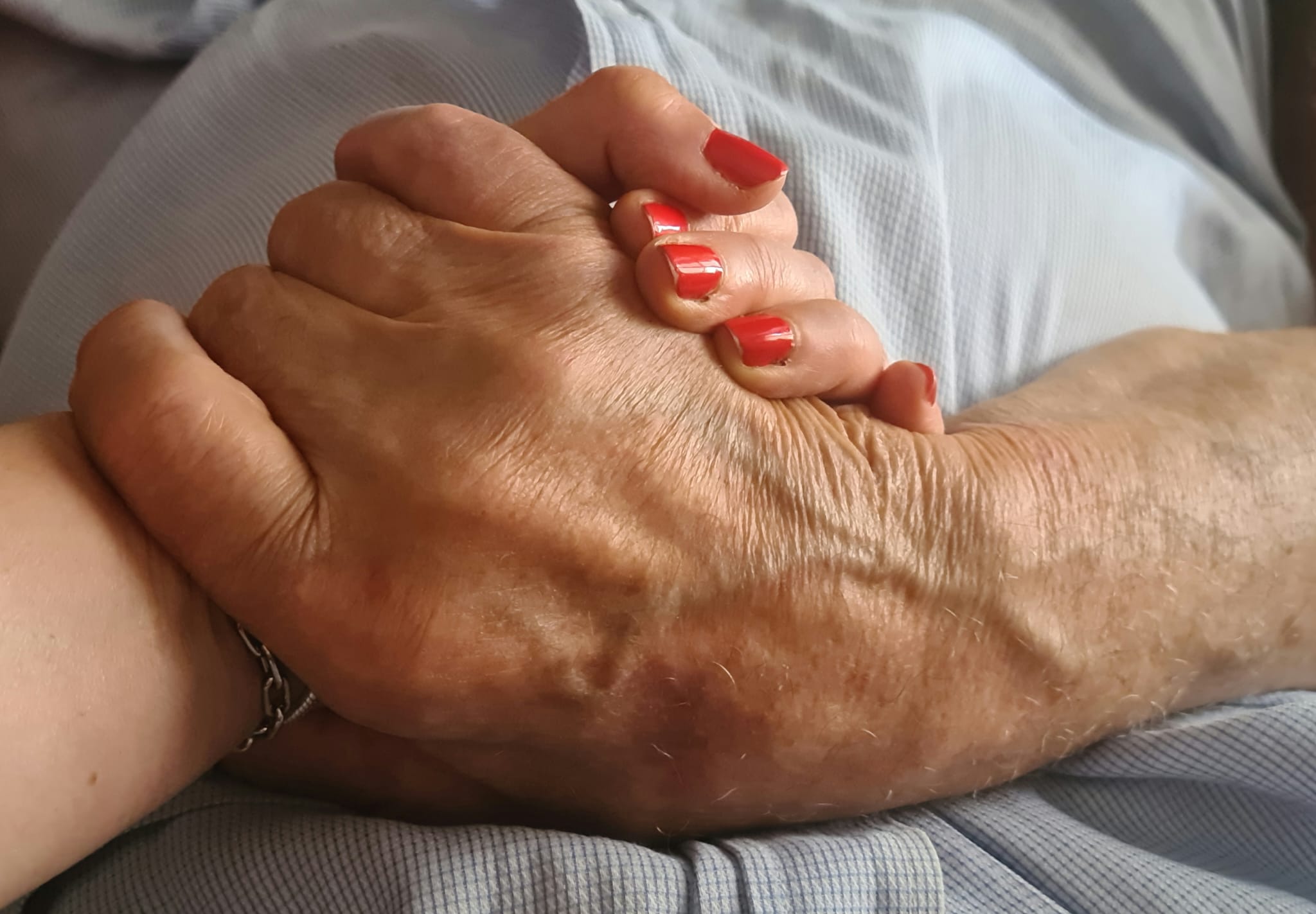 Cagliari, beffa sotto il sole: “Prenotazione fatta ma hub chiuso, niente quarta dose per mio papà 85enne”