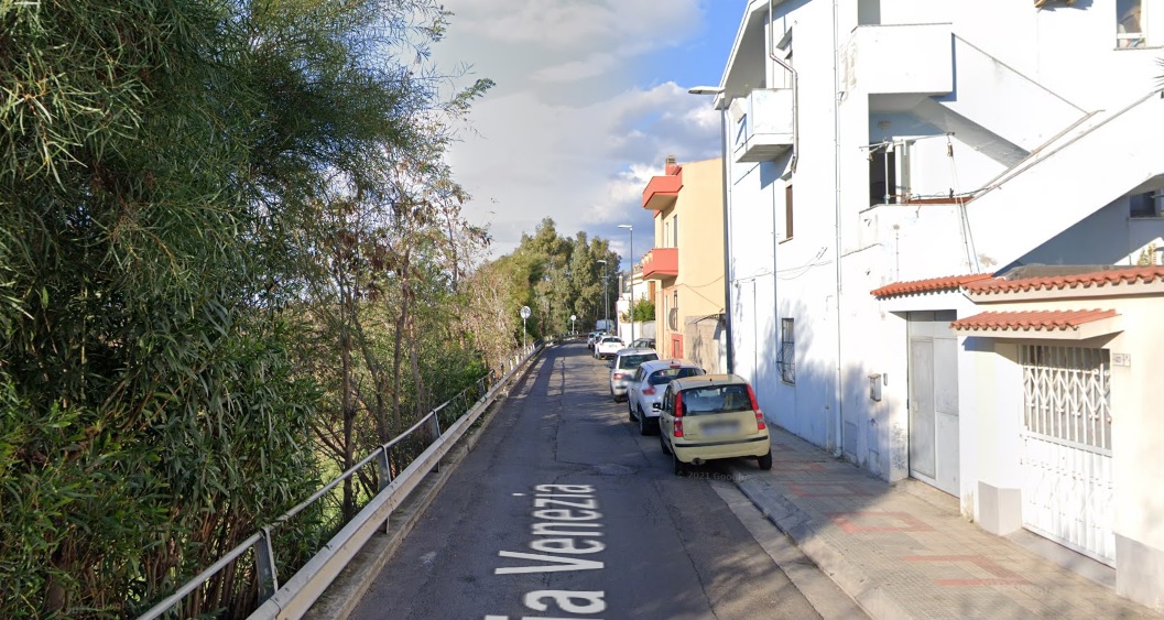 Vandali, gare di scooter e schiamazzi notturni in via Venezia a Selargius: “Residenti in fuga, che fa il Comune?”