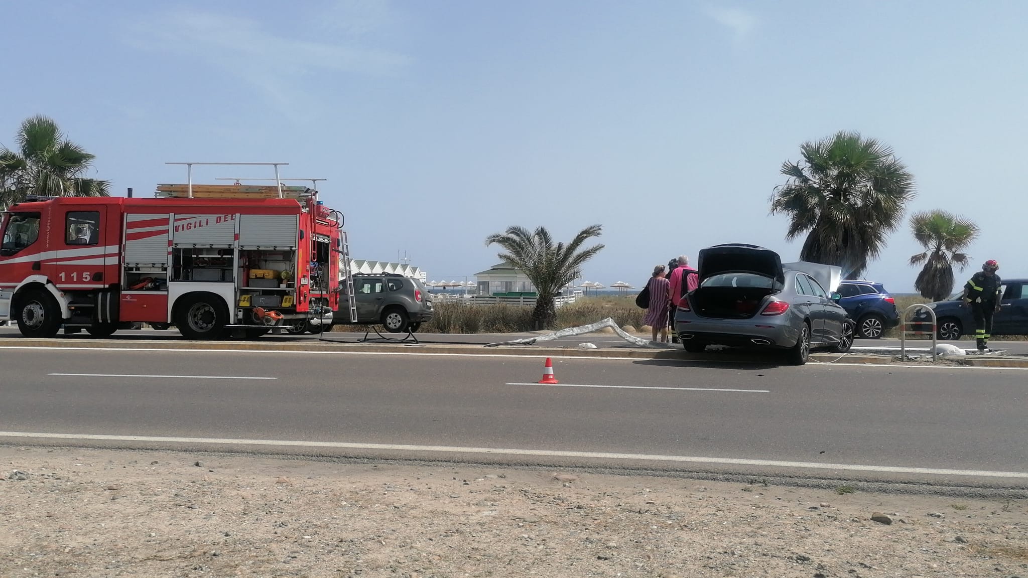 Quartu, incidente sul lungomare: Citroen sbanda e si schianta contro un palo