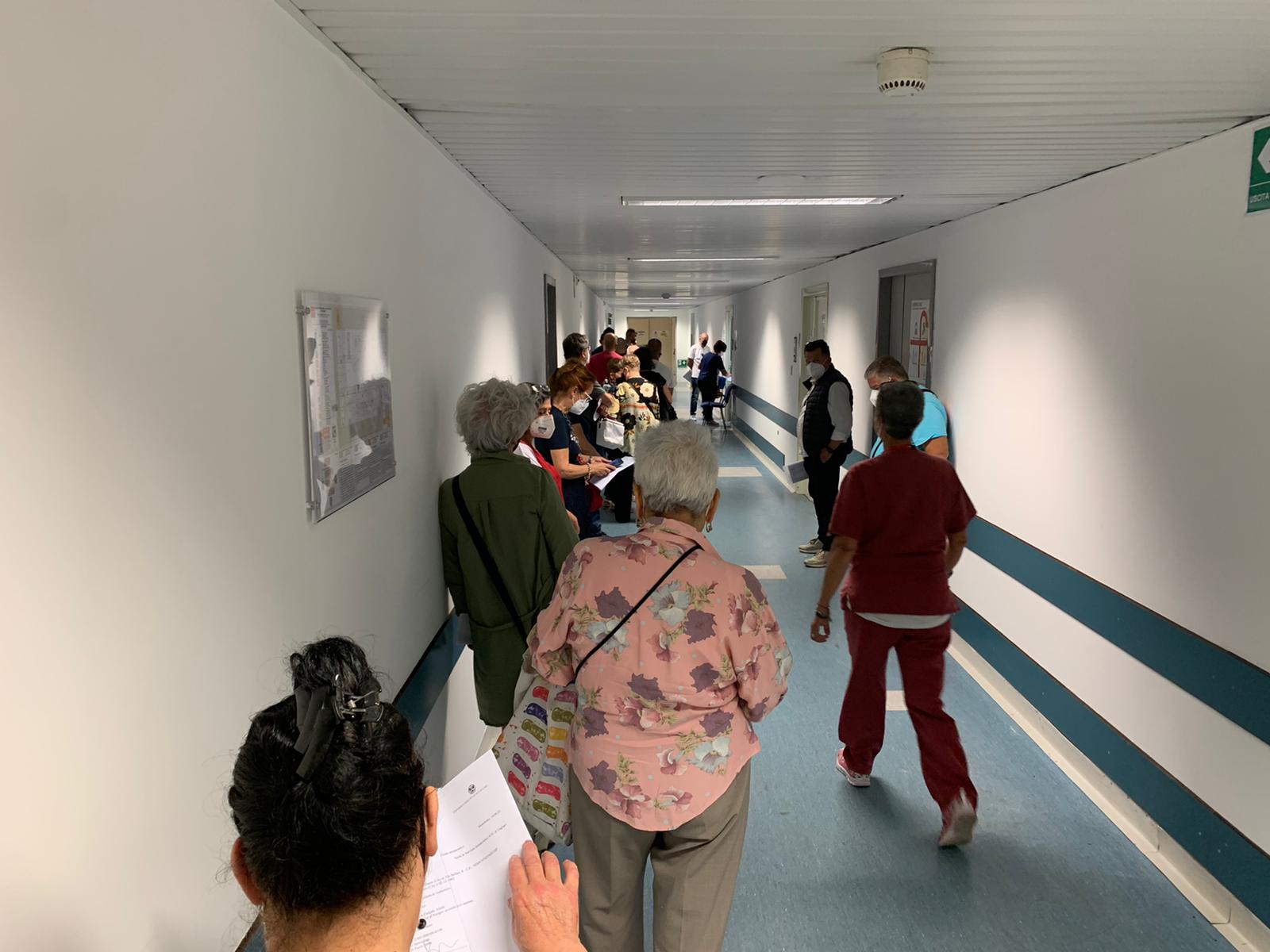 Monserrato, malori e polemiche per i tagli alla farmacia del Policlinico: “È così da un anno, prenotatevi”