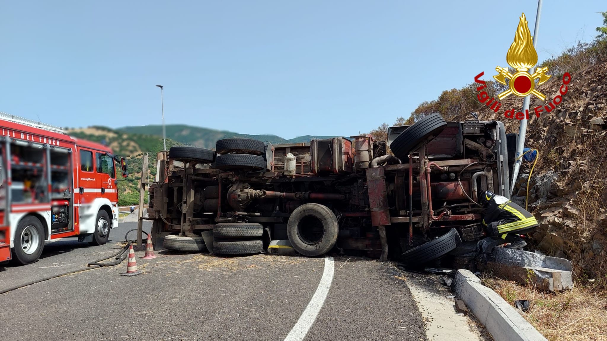 Pauroso incidente sulla Ss 125, l’autocarro si ribalta: 27enne di Iglesias gravissimo