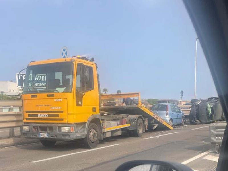 Incidente a catena sull’Asse Mediano a Cagliari, un’auto si ribalta: c’è un ferito