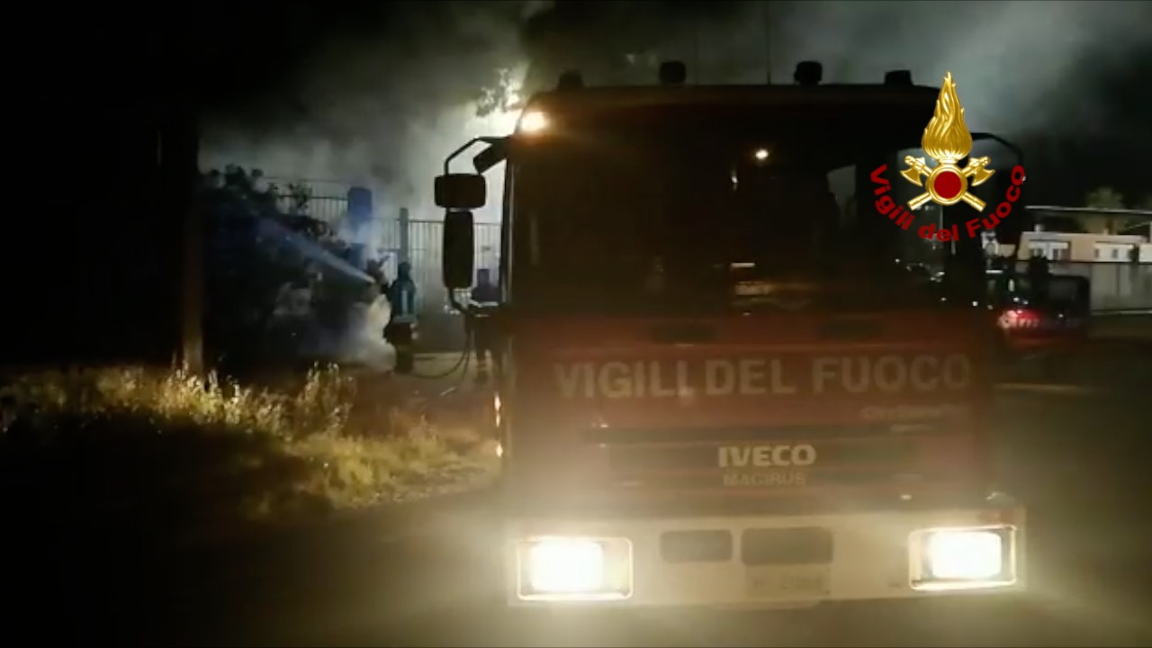 Cagliari, fiamme tra i palazzi a Sant’Elia: 3 incendi tengono sotto scacco per ore il rione