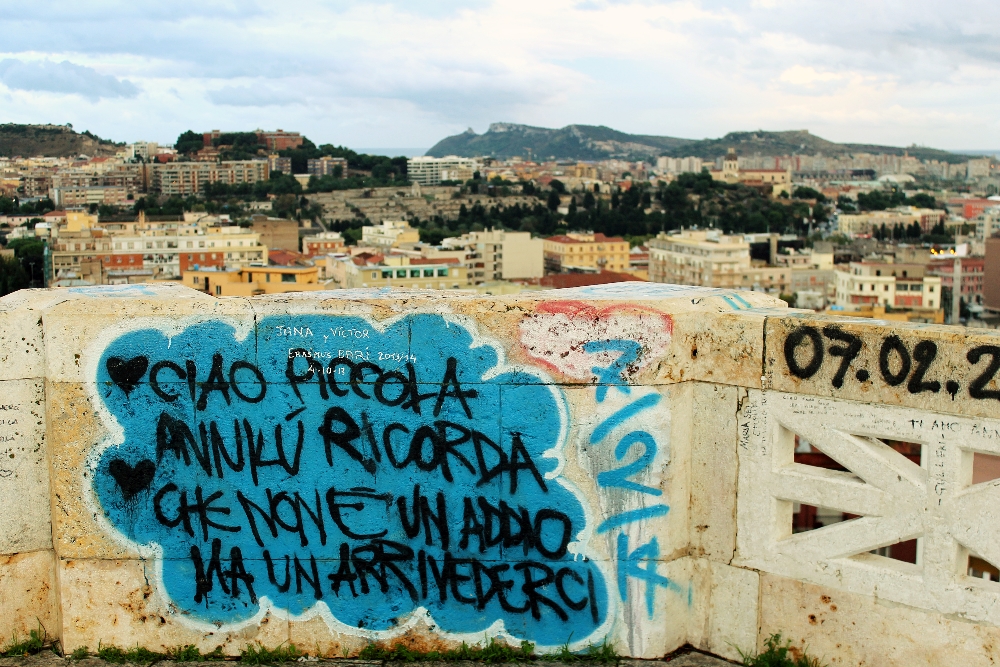 Cagliari, nuovo look per la terrazza del Bastione: via i graffiti e rinforzi in acciaio per le panchine di marmo